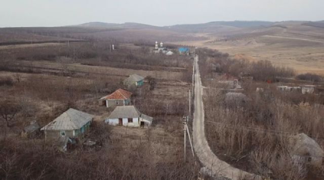 Ne întoarcem cu fața spre sat?